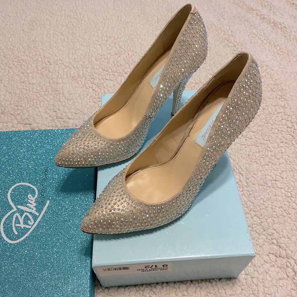 Betsy Johnson SPARKLY Women’s Heels champagne nude tan gold 9 1/2 formal wedding